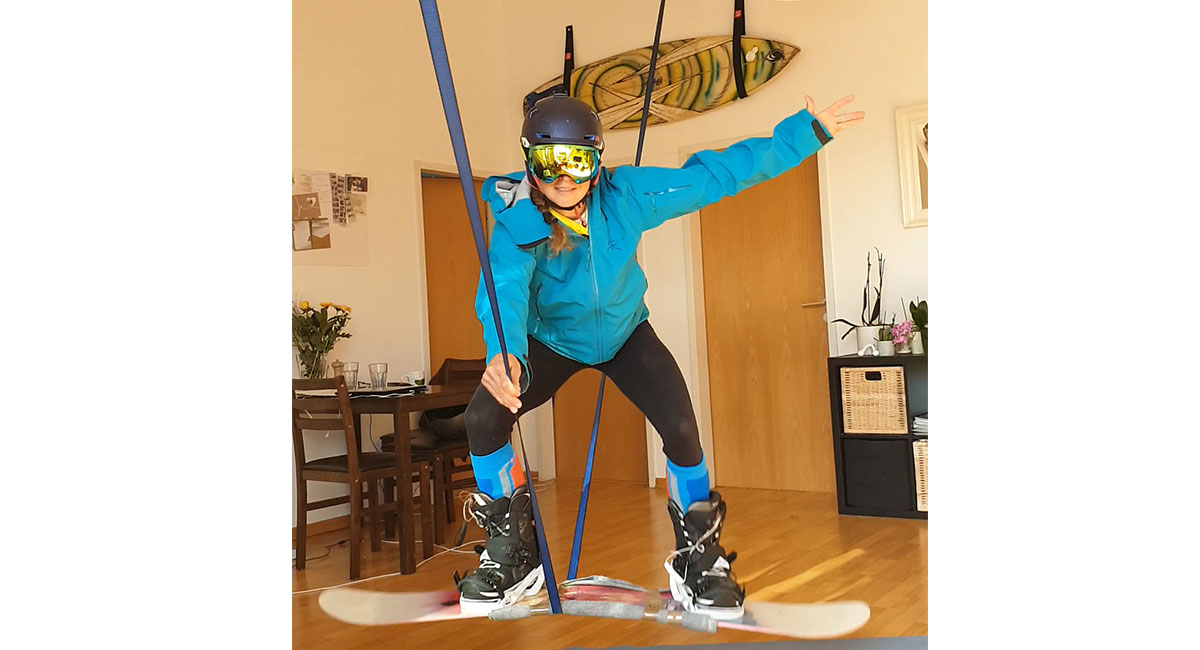 Alex mit dem Snowboard auf der Slackline