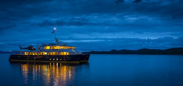 MV Cascadia in Port Hardy bei Nacht
