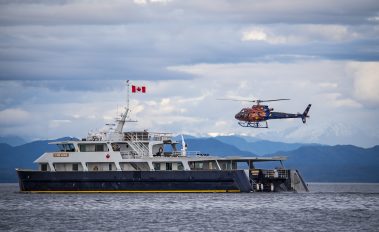 MV Cascadia in Port Hardy - Anflug Heli