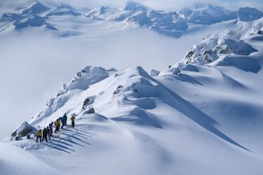 Skifahrer vor Bergpanorama - © Tyax Lodge & Heli Skiing