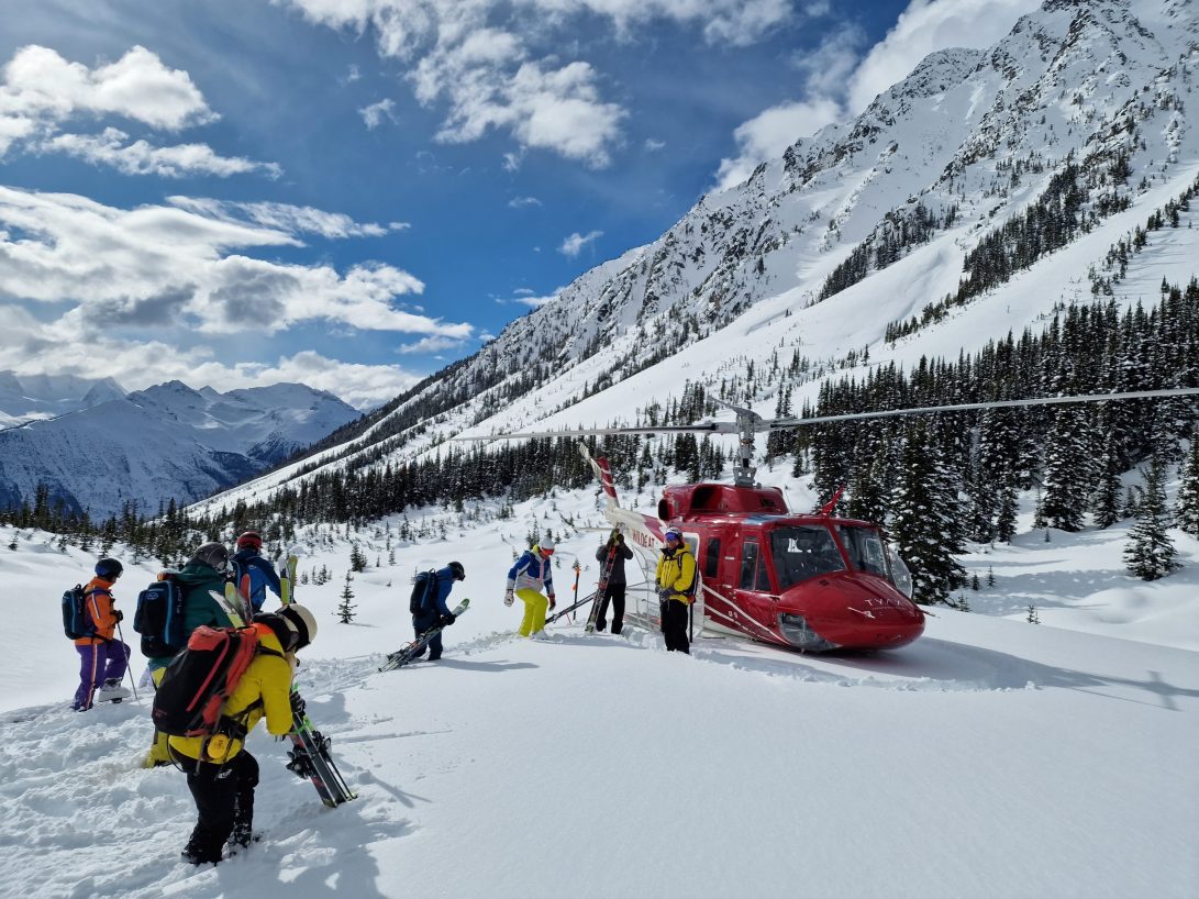 Heliskiing mit Tyax - Gruppe mit Hubschrauber © Jutta Kaltenbrunner