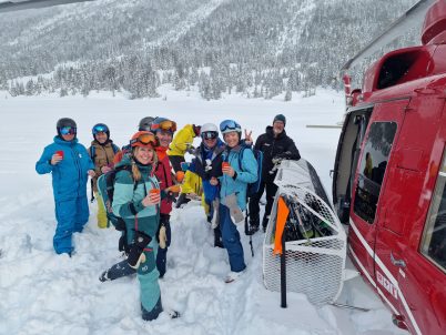 Gruppe vor Tyax Heli © Oida Canada Photos